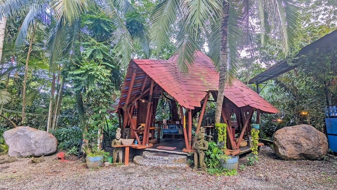 The 24/7 reception rancho at the lodge entrance, framed by palms